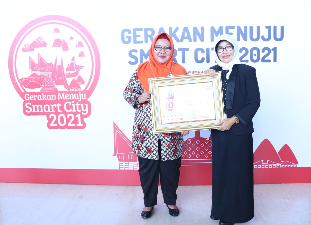 Pemkab Gresik Raih Penghargaan Smart City Kategori Smart Environment 1 Wabup Gresik menerima penghargaan Smart City