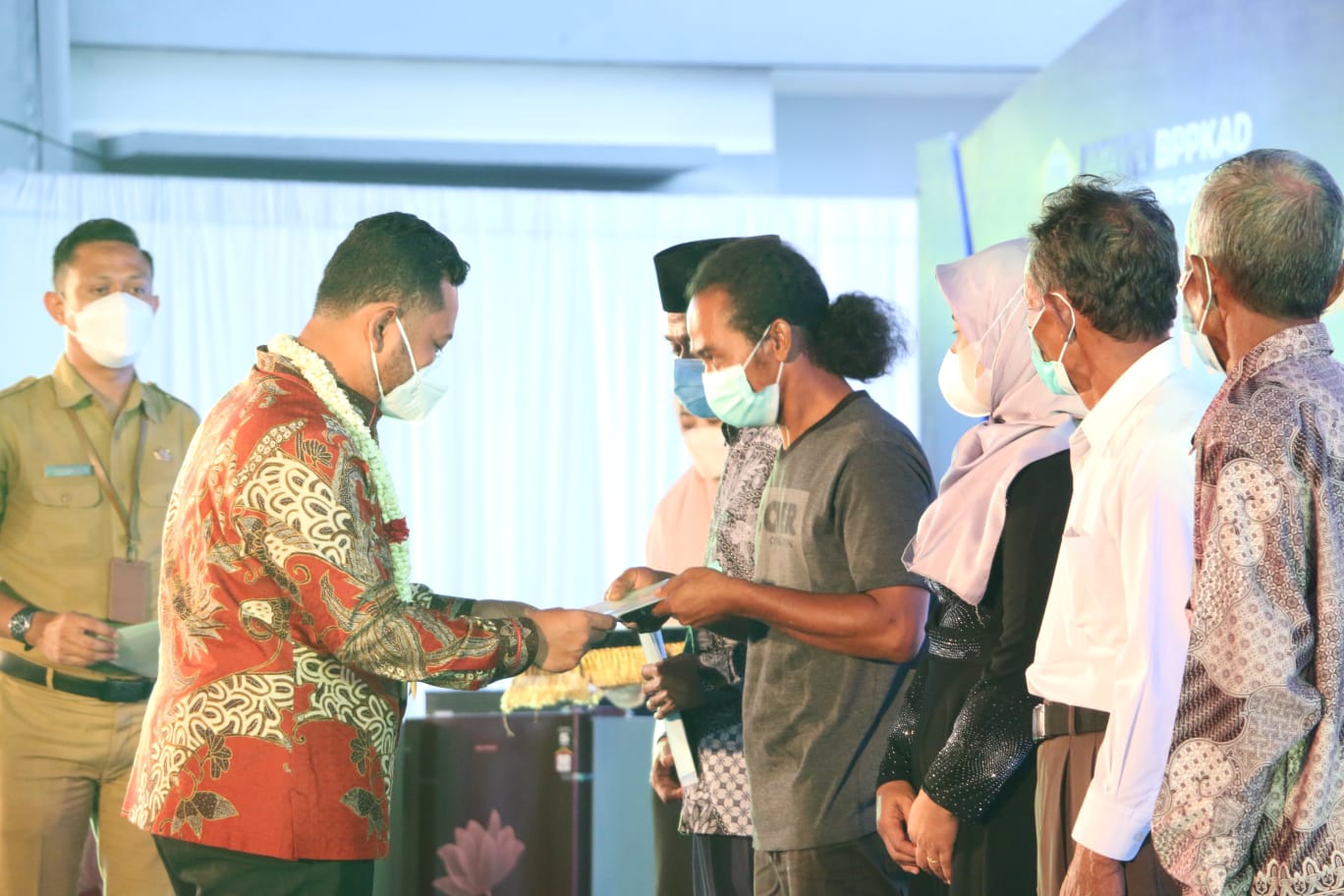 117 Desa Taat Pajak PBB Diberikan Penghargaan Oleh Bupati 1 Bupati Gresik saat memberikan penghargaan pada Desa yang taat pajak.