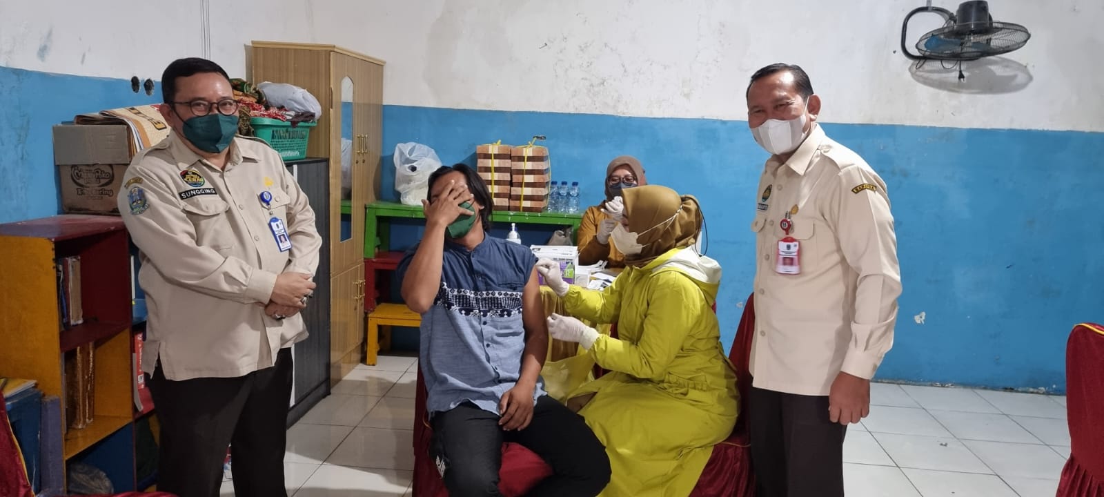 Gubernur Khofifah Terjunkan Tim Vaksinasi Sisir Warga Kampung 1001 Malam Surabaya