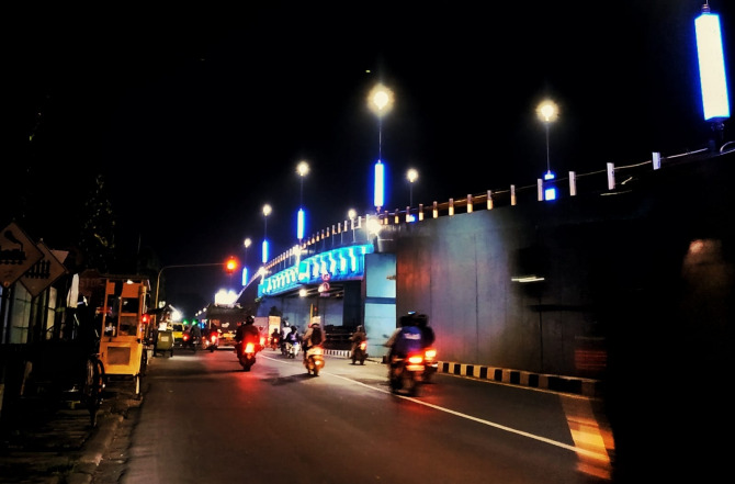 Percantik Wajah Kota, DLHK Pasang Lampu Warna-Warni di Flyover Waru