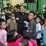 Hibur Anak Pengungsi Erupsi Semeru, Anwar Sadad Dicurhati Tidak Bisa Sekolah dan Mengaji PEngeungsi