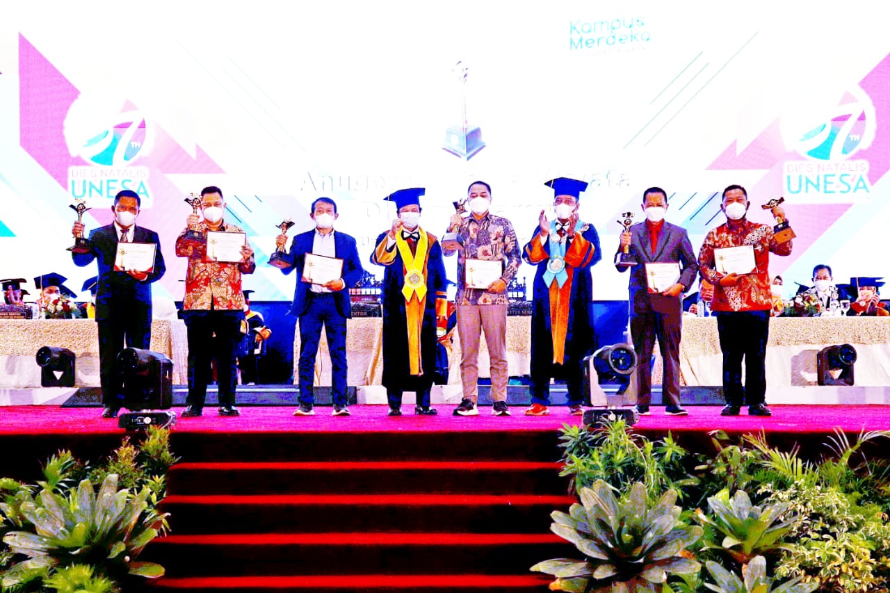 Bupati Gresik Terima Penghargaan dari Unair dan Unesa 1