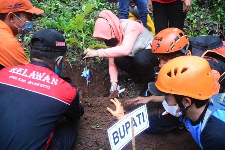 Bupati Mojokerto Kampanyekan Aksi Tanam Ribuan Pohon di Daerah Rawan Longsor