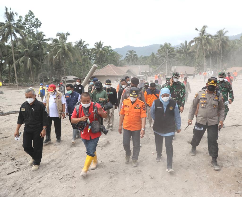 Gunung Semeru Meletus, Gubernur Khofifah Minta Bupati dan Wali Kota Gotong Royong Bantu Kab. Lumajang