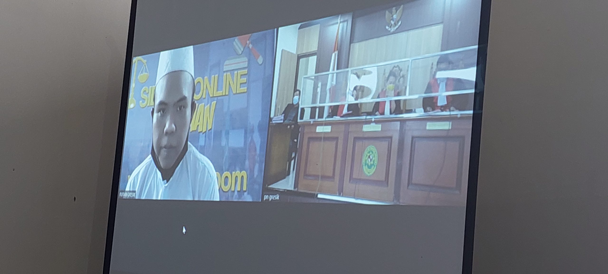Menipu Pacarnya, Polisi Gadungan Diadili 1 Keterangan foto : Terdakwa Andi Nugroho saat sidang secara virtual di PN Gresik.