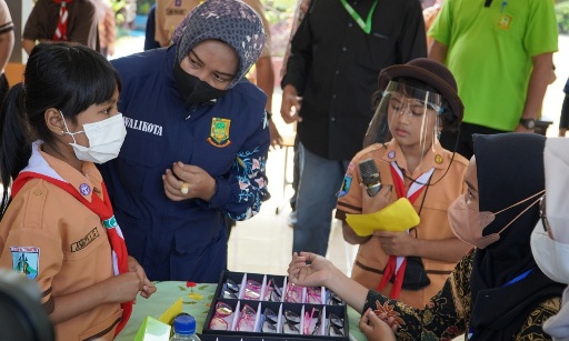 Jumat Berkah, Ning Ita Bagikan Kacamata Gratis