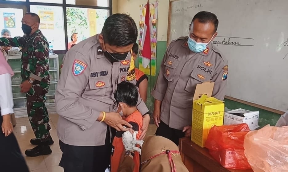 Polresta Banyuwangi Pantau Pelaksanaan Vaksinasi Anak di SDN 1 Kebaman