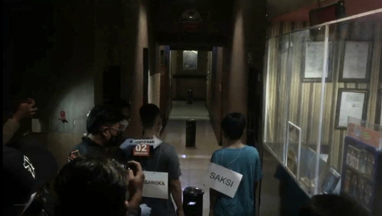 Polisi Rekonstruksi Kasus Penari Striptis di Kafe Banyuwangi