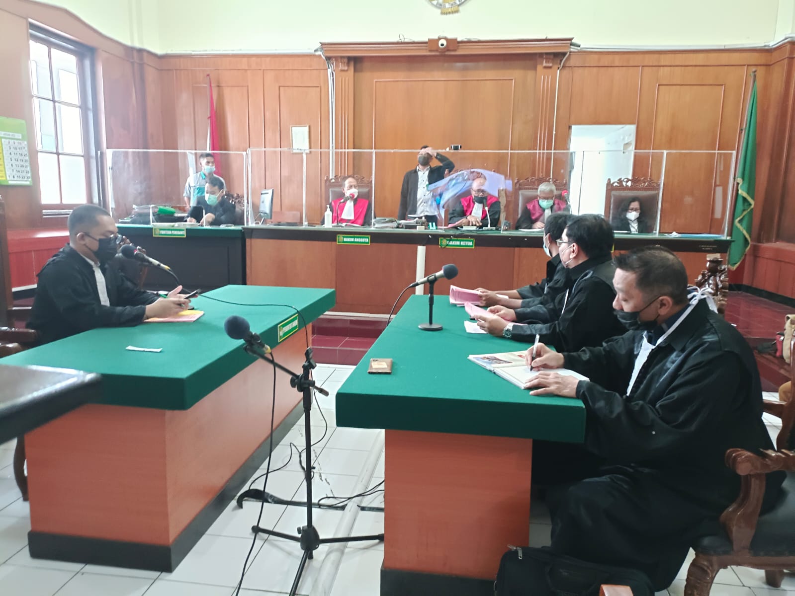 Dituntut Tinggi, Terdakwa Akan Laporkan Jaksa ke Presiden dan Kajagung 1 Terdakwa Benny Soewanda dan Irwan Tanaya saat menjalani sidang secara virtual