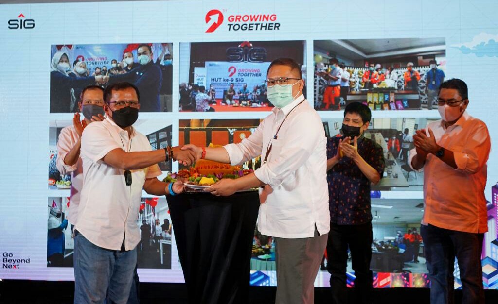 Tahun ini SIG Fokus Tingkatkan Operational Excellence & Optimalisasi Supply Chain 1 HUT KE-9 : Komisaris Utama SIG, Rudiantara (Kanan) menyerahkan potongan tumpeng kepada Direktur Utama SIG, Donny Arsal pada peringatan HUT ke-9 SIG, Jumat (7/1/2022) di Jakarta. (Ist)