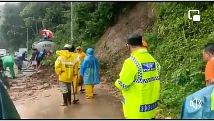 Sinergi TNI dan Polri Bantu Tanah Longsor Pacet