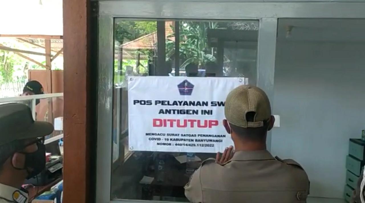 Gerai Rapid Antigen Ilegal di Kawasan Pelabuhan Ketapang Resmi Ditutup 1 Petugas Satpol PP saat memasang segel penutupan salah satu gerai rapid antigen di kawasan Pelabuhan ASDP Ketapang