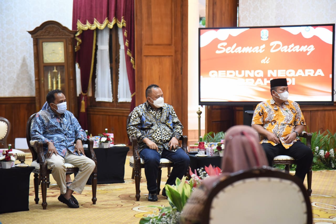 Sukses Turunkan Kemiskinan, Gubernur Khofifah Terima Sertifikat Kehormatan KAHMI Jatim