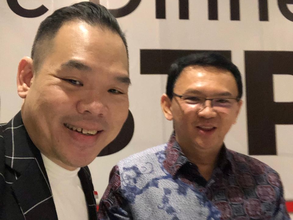 Founder MaxWin Organization (MWO) Max Winardi (kiri) bersama Ahok saat private dinner di Gedung Srijaya Victoria, Jl. Mayjend Sungkono, Surabaya. (Ist)