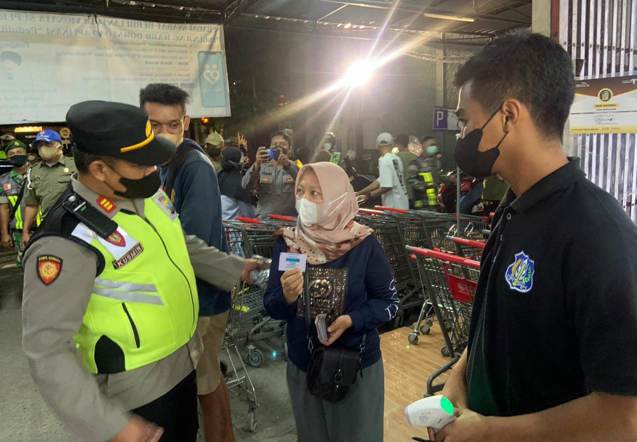 Tim ‘Pamor Keris’ Polresta Banyuwangi Giatkan Disiplin Prokes di Malam Hari