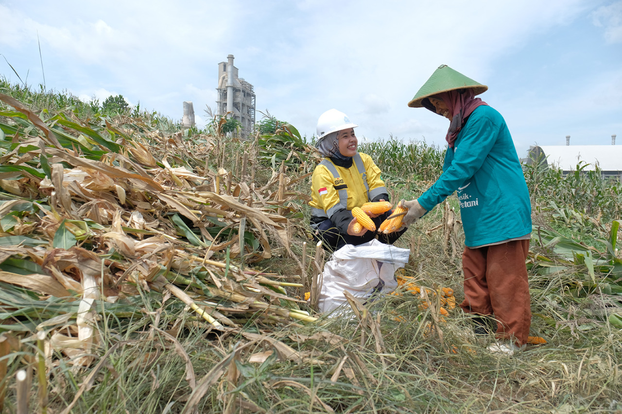 Fasilitasi Petani Sanggem Garap Lahan Milik Semen Gresik di Rembang