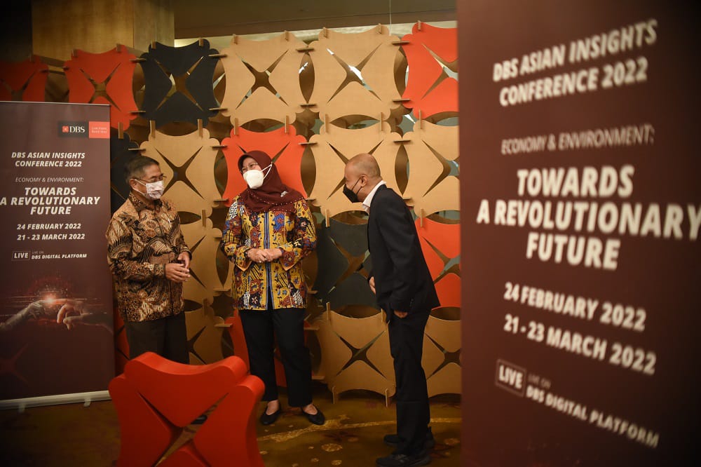 (Ki-ka) Pakar Mikrobiologi UI Prof. dr. Amin Soebandrio, PhD, Juru Bicara Vaksinasi Kementerian Kesehatan RI Siti Nadia Tarmizi, dan Pimred Katadata.co.id Yura Syahrul dalam DBS Asian Insights Conference 2022 sesi pertama, Kamis (24/2/2022) di Jakarta. (Ist)