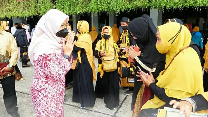 Berangkat Umroh Kini Bisa dari Bandara Banyuwangi, Bupati Ipuk Lepas Jamaah Perdana