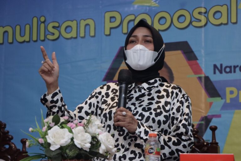 Tingkatkan Kualitas Karya Literasi, Unitomo Gelar Workshop Proposal PKM 1 Rektor Unitomo Dr. Siti Marwiyah, SH, MH saat membuka workshop Proposal Program Kreativitas Mahasiswa (PKM), Selasa (22/3/2022) di Ruang RM Soemantri. (Ist)