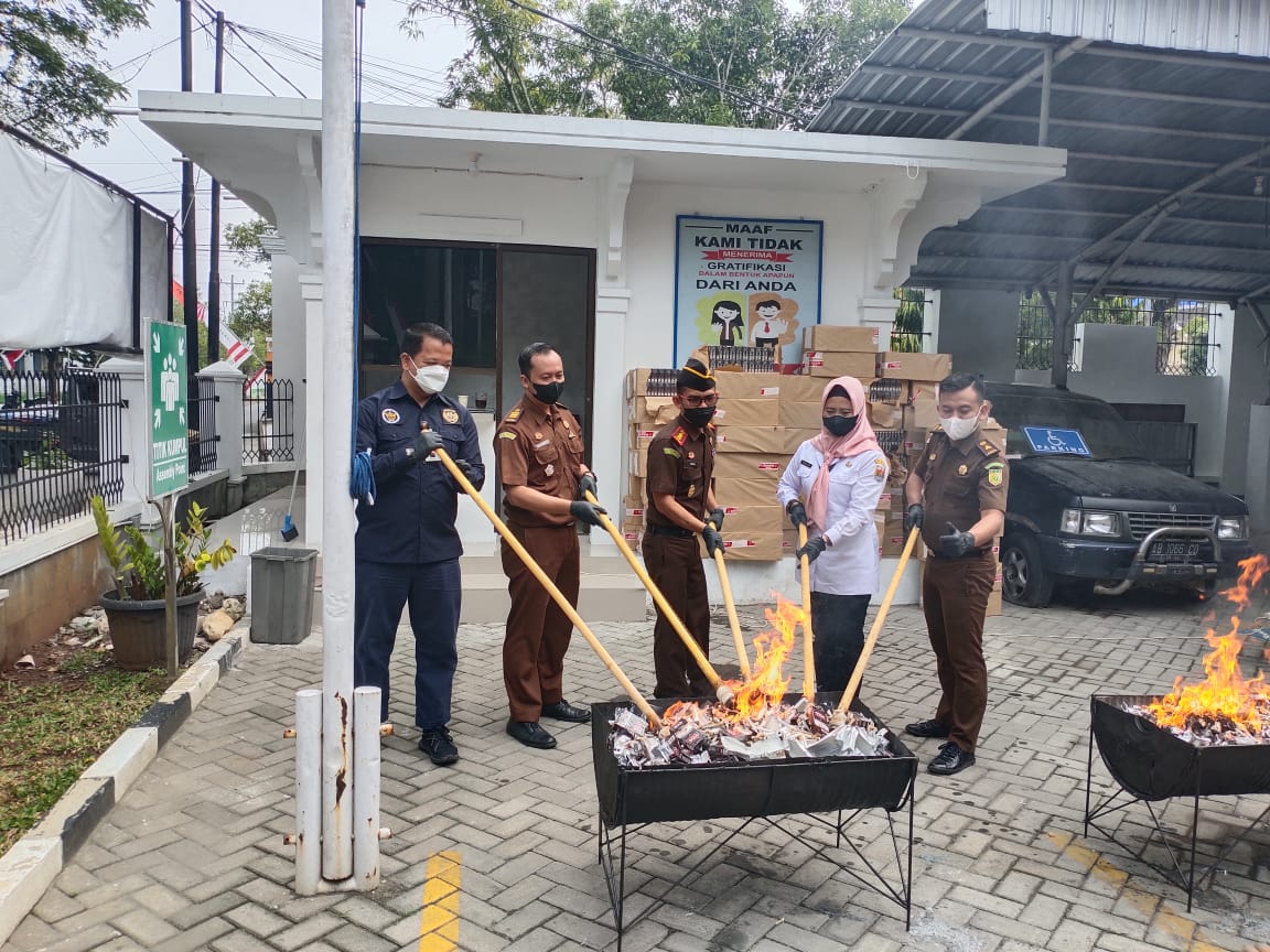 Kejari Grobokan Musnahkan 608.000 Batang  Rokok Ilegal