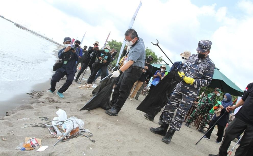 PJB & KLHK Lakukan Bersih Pantai di Tanjung Pasir
