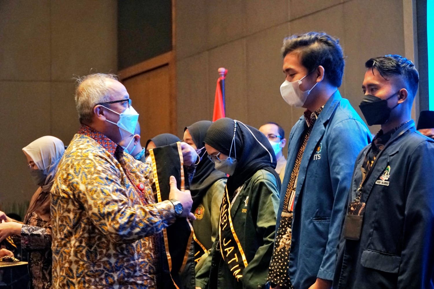 Simbolis, Kepala BI Jatim Budi Hanoto menyerahkan beasiswa kepada mahasiswa lewat Program Sosial Bank Indonesia (PSBI) SDM Unggul 2022. (Ist)