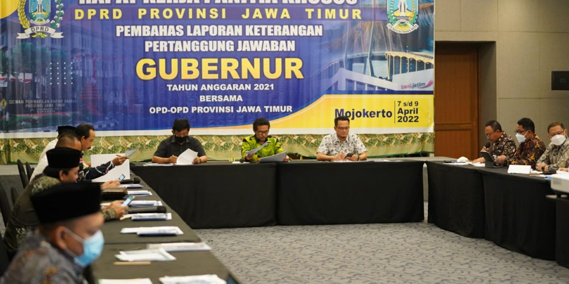 Pimpinan Pansus LKPJ Gubernur Dwi Hari Cahyono