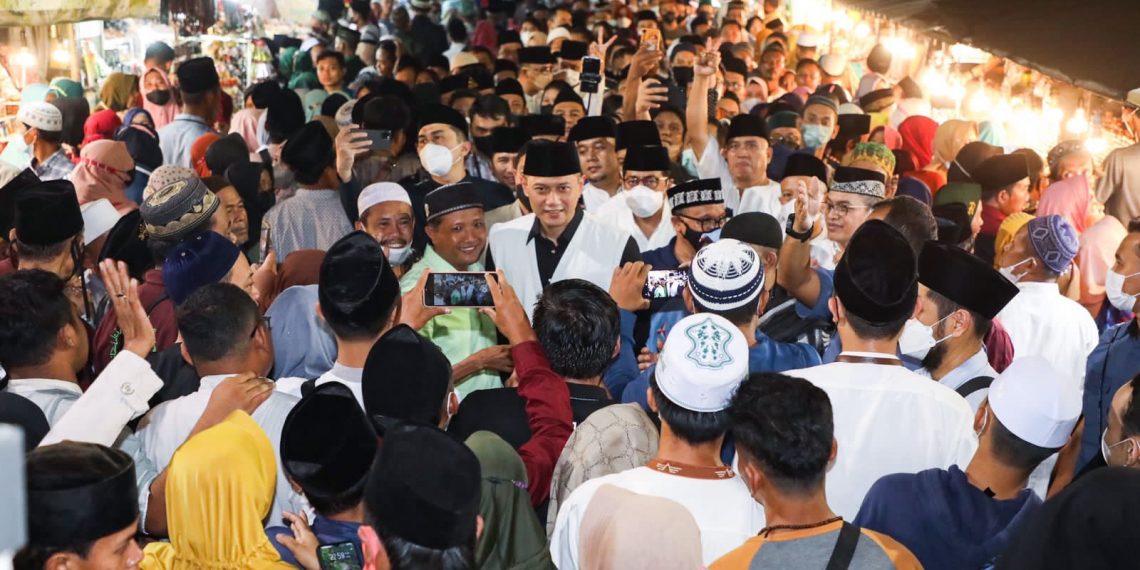 Ziarah Ke Makam Sunan Ampel, AHY Disambut Ribuan Warga