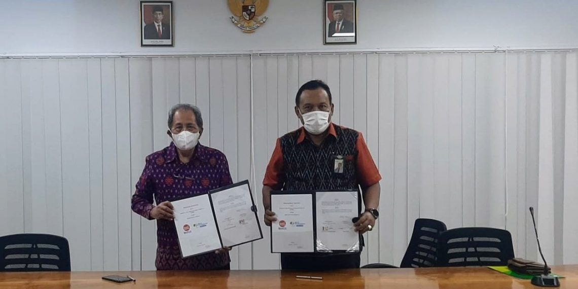 Suharno Abidin, Kepala Cabang BPJS Ketenagakerjaan Kediri (kanan) bersama Prof. Dr. Apt. Muhamad zainuddin, Rektor IIK Bhakti Wiyata Kediri saat penadatanganan MoU, Kamis (7/4/2022). (Ist)