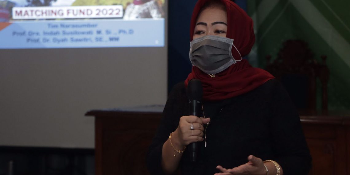 Unitomo Sosialisasikan JAFA & Matching Fund 1 Prof. Dra. Indah Susilowati, M.Sc., Ph.D., Guru Besar Universitas Diponegoro (Undip) Semarang saat memberikan materi di kampus Unitomo Surabaya, Selasa (19/4/2022). (Ist)