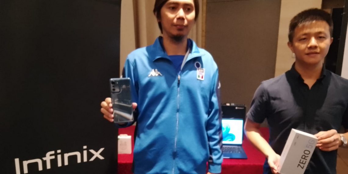 Dendy Irawan, Community Manager Infinix (kiri) bersama Mr. Allen, Region Manager East Java saat
Xperience Roadshow 2022 bersama komunitas Infinix di Surabaya, Sabtu (9/4/2022). (Foto : hari)