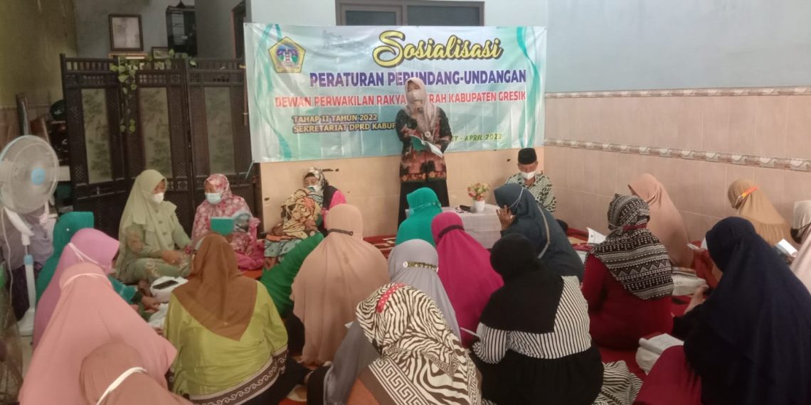 Hj Lilik Hidayati Sosialisasi Peraturan Perundang-undangan DPRD 1 Hj Lilik sedang sosialisasi UU