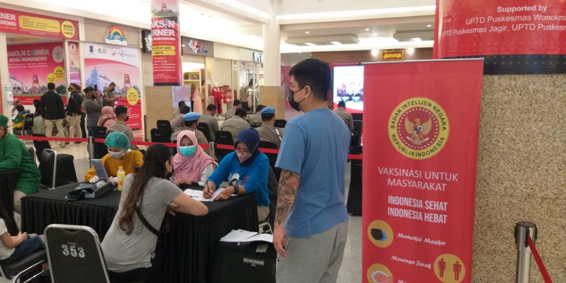 BIN dan Puskesmas Ngagel Rejo Laksanakan Vaksinasi di Mall Royal Plaza