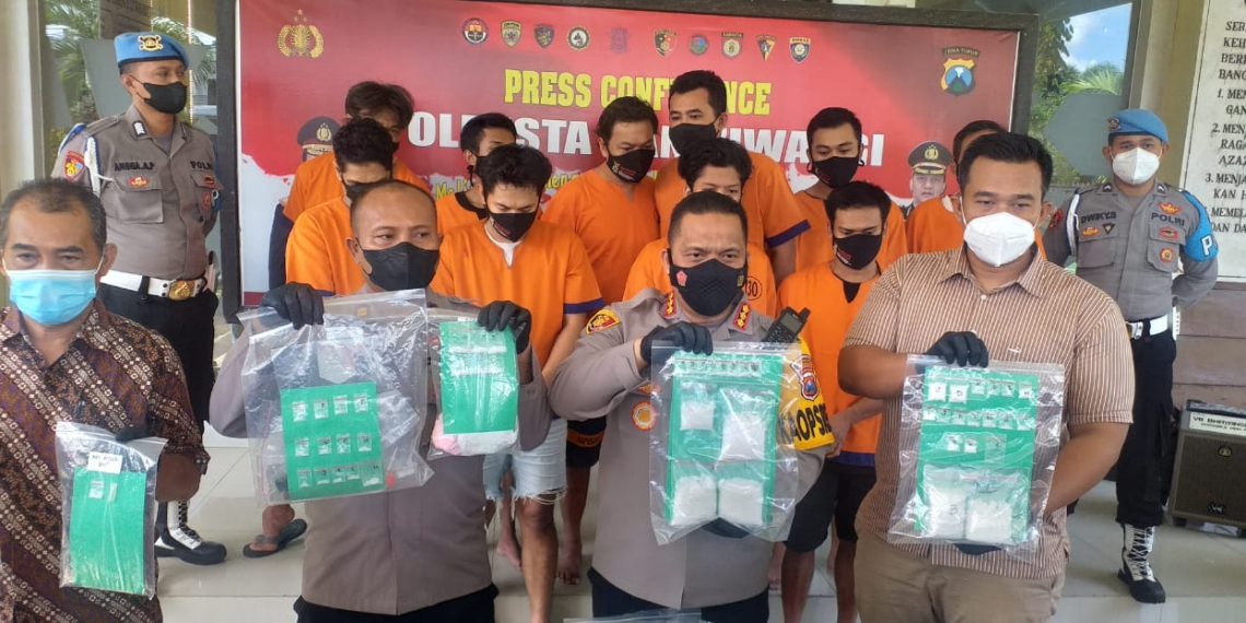 Kombes Pol Nasrun Pasaribu saat menunjukkan barang bukti