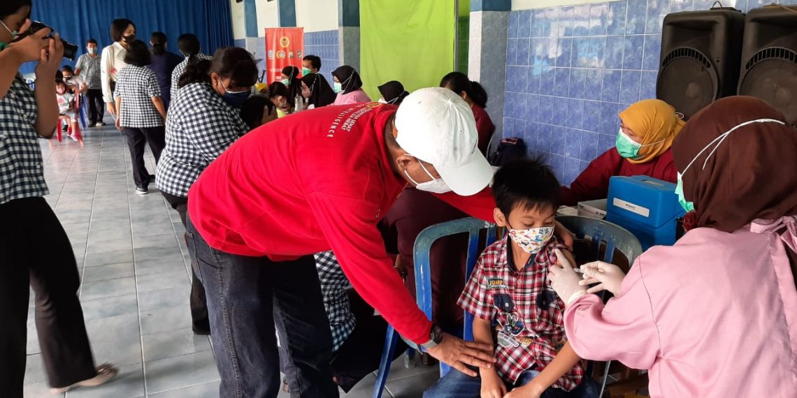 Salah seorang siswa SDK Santo Vincentius mendapat vaksin. dok