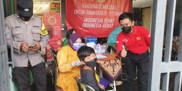 Puskesmas dan BIN Vaksinasi Siswa SDN Sawahan IV Surabaya