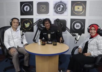Wali Kota Surabaya Ngobrol Gayeng di Studio Podcast Fikom Unitomo