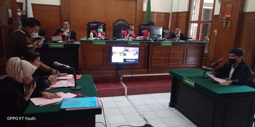 Edarkan 24 Poket SS, Jaksa Tuntut Ringan Terdakwa. 1 Kedua terdakwa saat sidang tuntutan yang dilakukan secara virtual