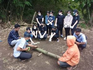 Kolaborasi Mahasiswa Arsitektur UK Petra & Sahabat Bambu Berdayakan Desa Mojotrisno Jombang 1