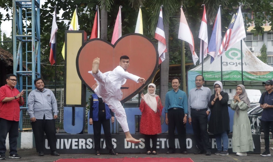Mahasiswa Unitomo ini Sabet 2 Perak SEA Games 2021 Cabor Karate 1 Ignatius Joshua Kandau saat memperagakan tendangan salah satu kelas dalam cabor karate dihadapan jajaran rektorat Unitomo, Rabu (25/5/2022). (Ist)