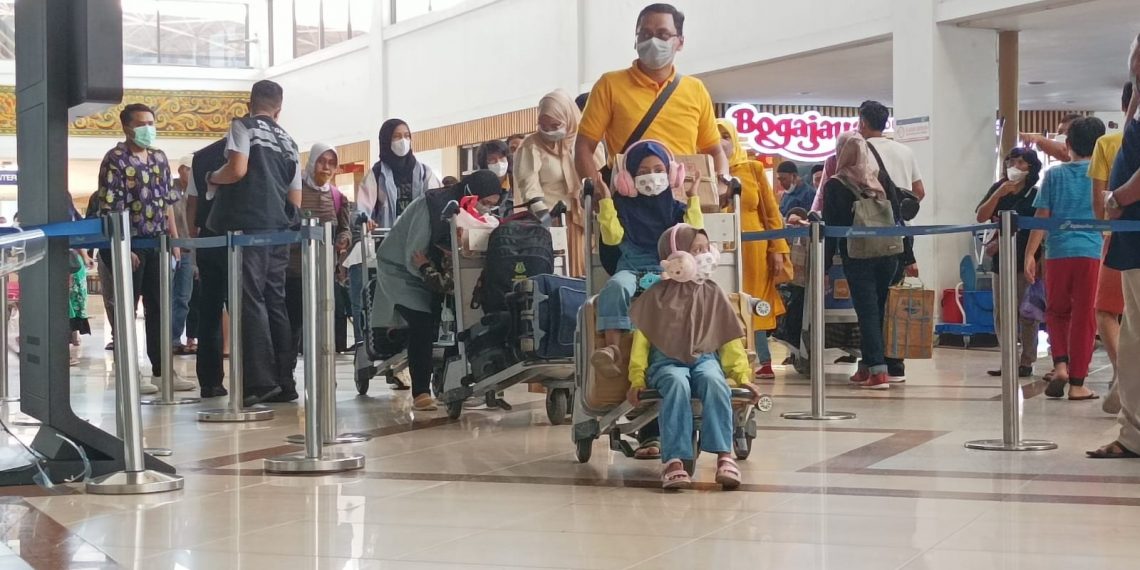 Volume Arus Balik Penumpang di Bandara Juanda Naik 18% 1 Tercatat 32.942 penumpang atau meningkat 18% dibanding rata-rata penumpang 3 hari sebelumnya, yakni 27.800 penumpang per harinya. (Ist)