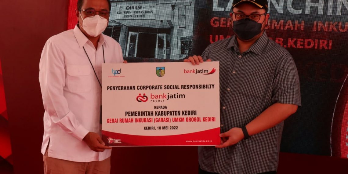 Bank Jatim saat serahkan bantuan CSR