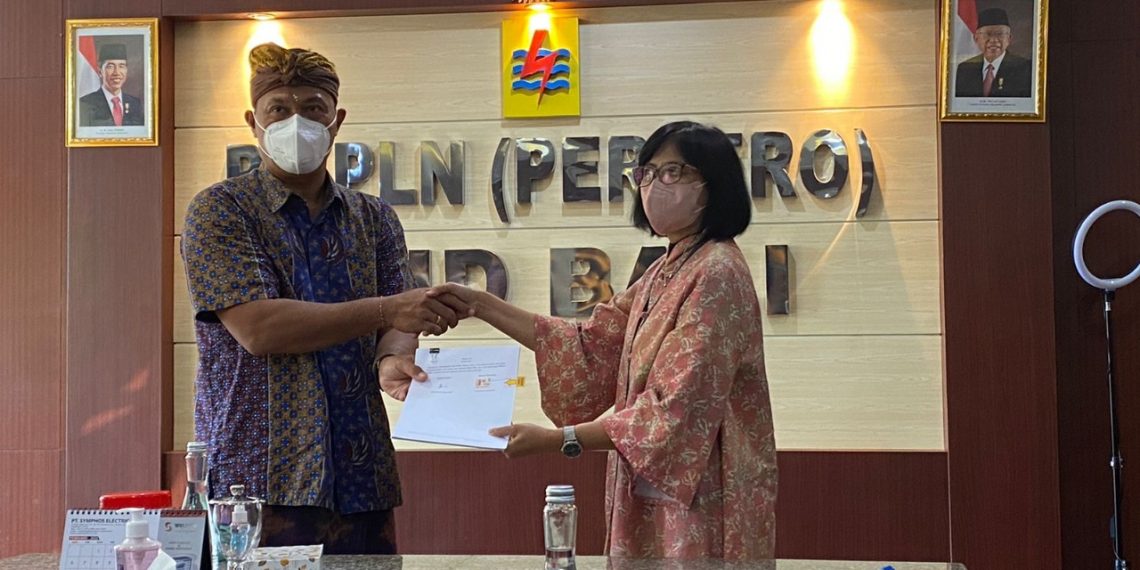 Kepala Divisi Niaga PT PJB Retno Handayani (kanan) dan GM PLN UID Bali I Wayan Udayana saat penandatanganan kontrak kerja sama pembangunan PV Rooftop. (Ist)