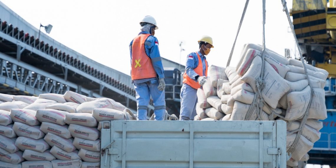 Aktivitas bongkar muat semen di Pelabuhan Khusus SIG, Tuban, Jawa Timur. (Ist)