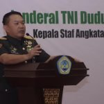KSAD Dudung Beri Kuliah Umum Bela Negara di Unitomo dudung