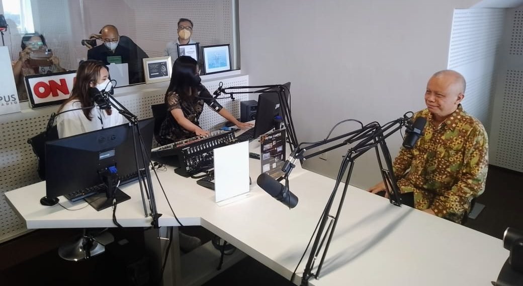 Rektor UK Petra Prof. Djwantoro Hardjito (kanan) saat meninjau di laboratorium radio, Jumat (20/5/2022). (foto : hari)