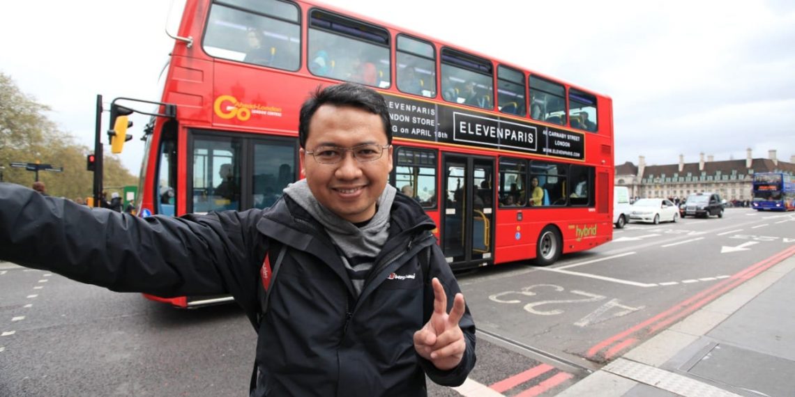 Dosen Fakultas Ekonomi dan Bisnis Unair Dr. Unggul Heriqbaldi SE MSi MAppEc saat berada di London, Inggris. (Ist)