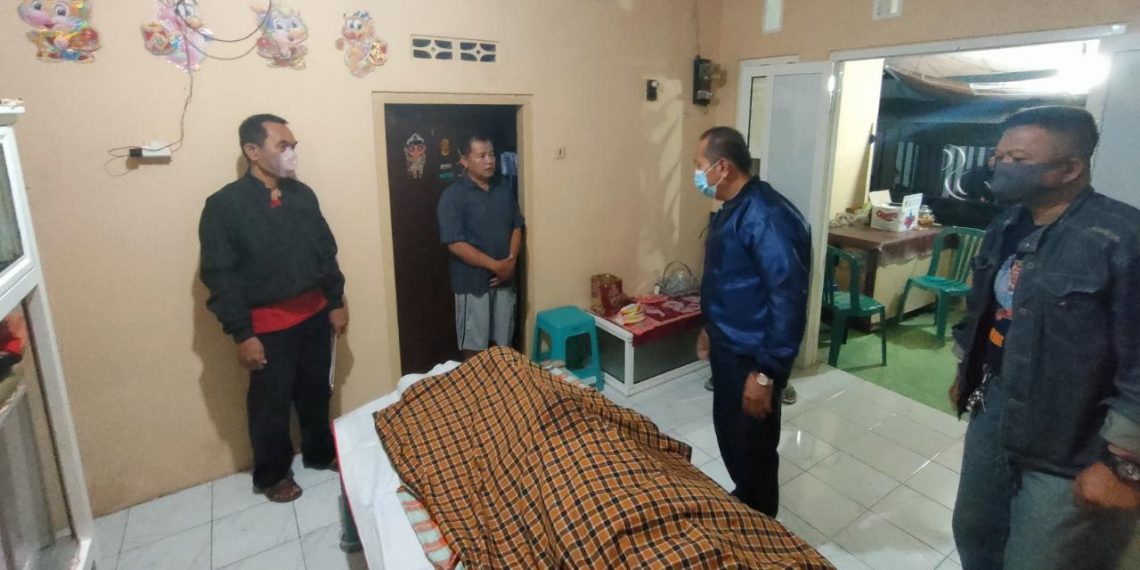 Caption : AKP. Abdullah Syajad bersama anggota saat memeriksa korban