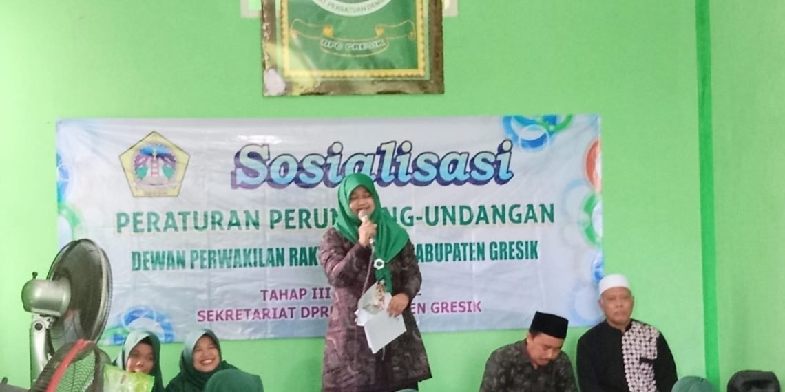 Hj Lilik Hidayati sedang melakukan sosialisasi