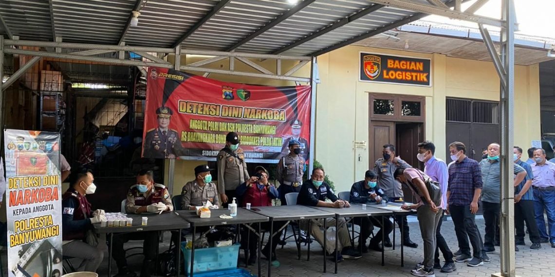 Ratusan Anggota Polresta Banyuwangi Mendadak Dites Urine, Begini Hasilnya 1 Anggota Polresta Banyuwangi saat menjalani tes urine